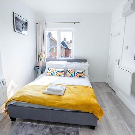 No 01 Small Studio Flat In Aylesbury Town Station Bagian luar foto