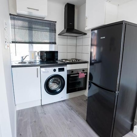 No 01 Small Studio Flat In Aylesbury Town Station Bagian luar foto
