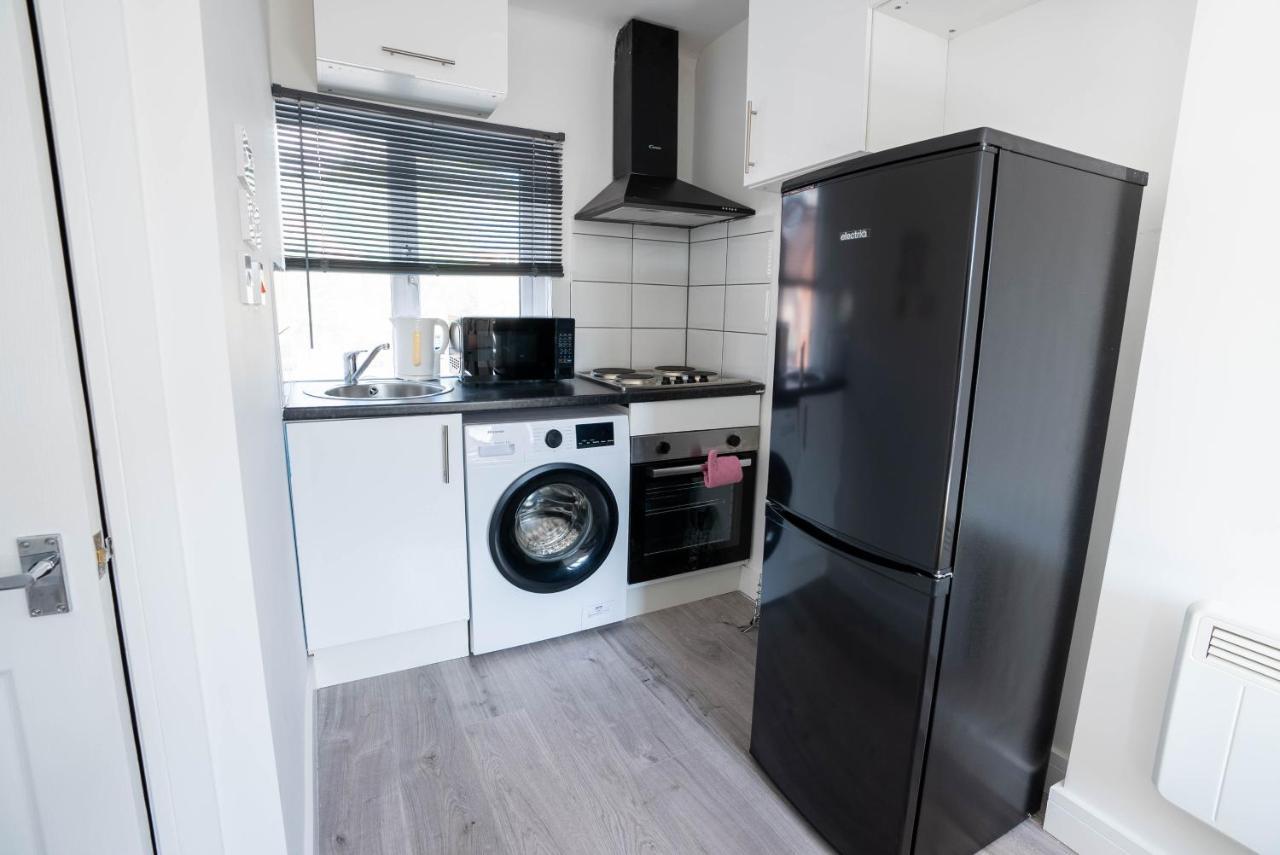 No 01 Small Studio Flat In Aylesbury Town Station Bagian luar foto