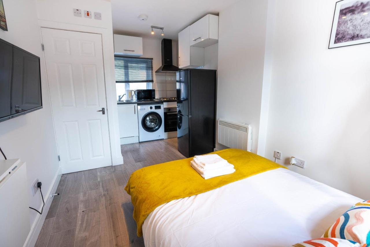 No 01 Small Studio Flat In Aylesbury Town Station Bagian luar foto
